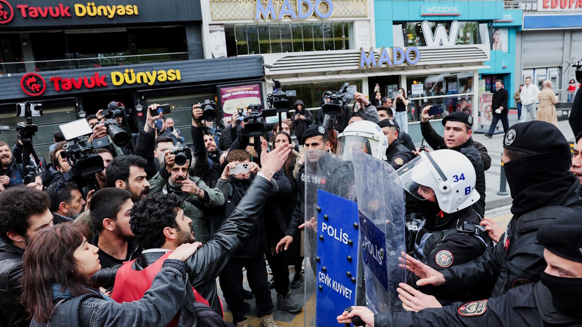 Οι διαδηλωτές τσακώνονται με τα ΜΑΤ καθώς προσπαθούν να αψηφήσουν την απαγόρευση και κάνουν πορεία στην πλατεία Ταξίμ για να γιορτάσουν την Πρωτομαγιά
