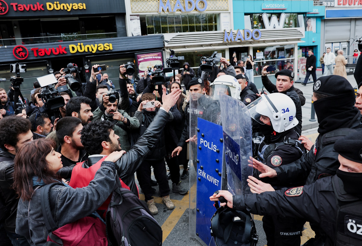 Οι διαδηλωτές τσακώνονται με τα ΜΑΤ καθώς προσπαθούν να αψηφήσουν την απαγόρευση και κάνουν πορεία στην πλατεία Ταξίμ για να γιορτάσουν την Πρωτομαγιά