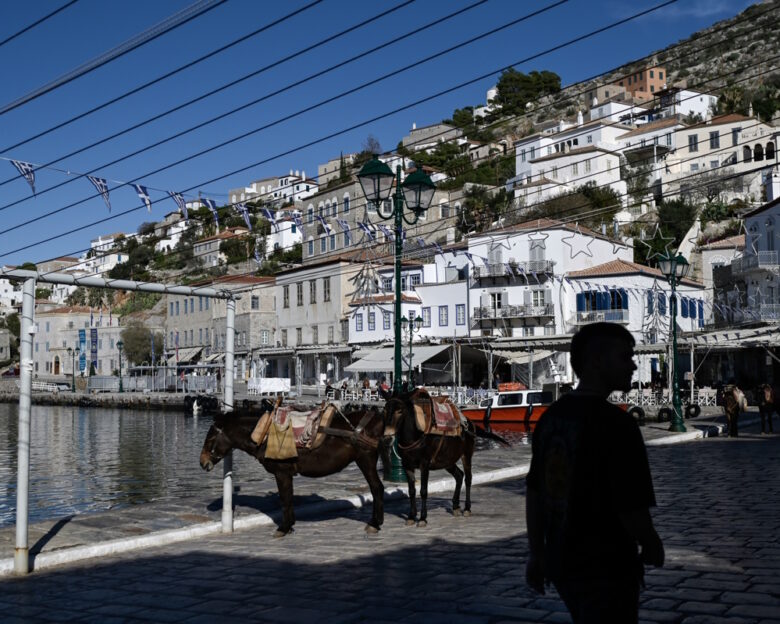 Ύδρα: Έλεγχοι για τα αυτοκίνητα που πλημμύρισαν το νησί παρά την απαγόρευση – Χειροπέδες σε 62χρονο