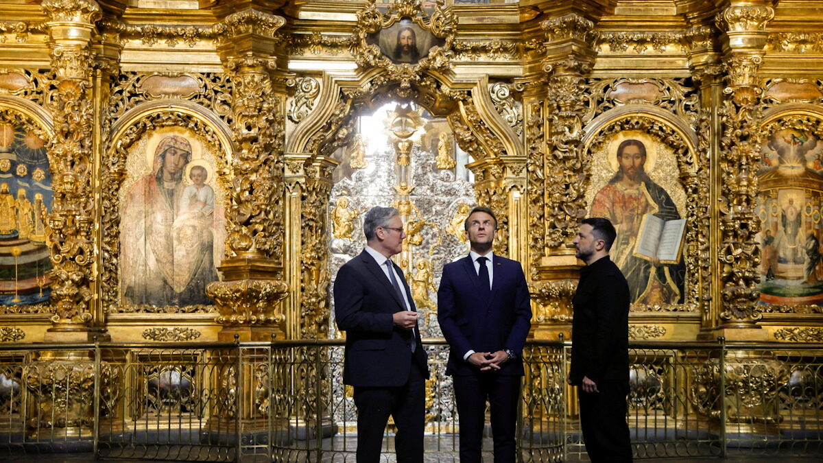 Ο πρωθυπουργός της Βρετανίας Keir Starmer και ο πρόεδρος της Γαλλίας Emmanuel Macron και ο πρόεδρος της Ουκρανίας Volodymyr Zelensky επισκέπτονται τον καθεδρικό ναό της Αγίας Σοφίας, στο Κίεβο