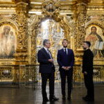 Ο πρωθυπουργός της Βρετανίας Keir Starmer και ο πρόεδρος της Γαλλίας Emmanuel Macron και ο πρόεδρος της Ουκρανίας Volodymyr Zelensky επισκέπτονται τον καθεδρικό ναό της Αγίας Σοφίας, στο Κίεβο