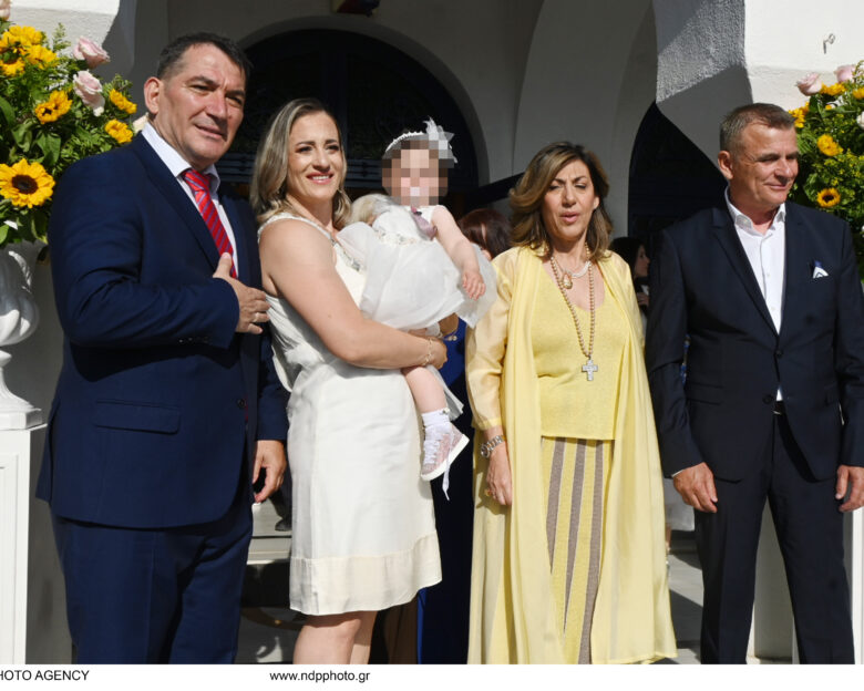 Πύρρος Δήμας και Αφροδίτη Σκαφίδα βάφτισαν την κόρη τους – Οι φωτογραφίες με τους καλεσμένους τους