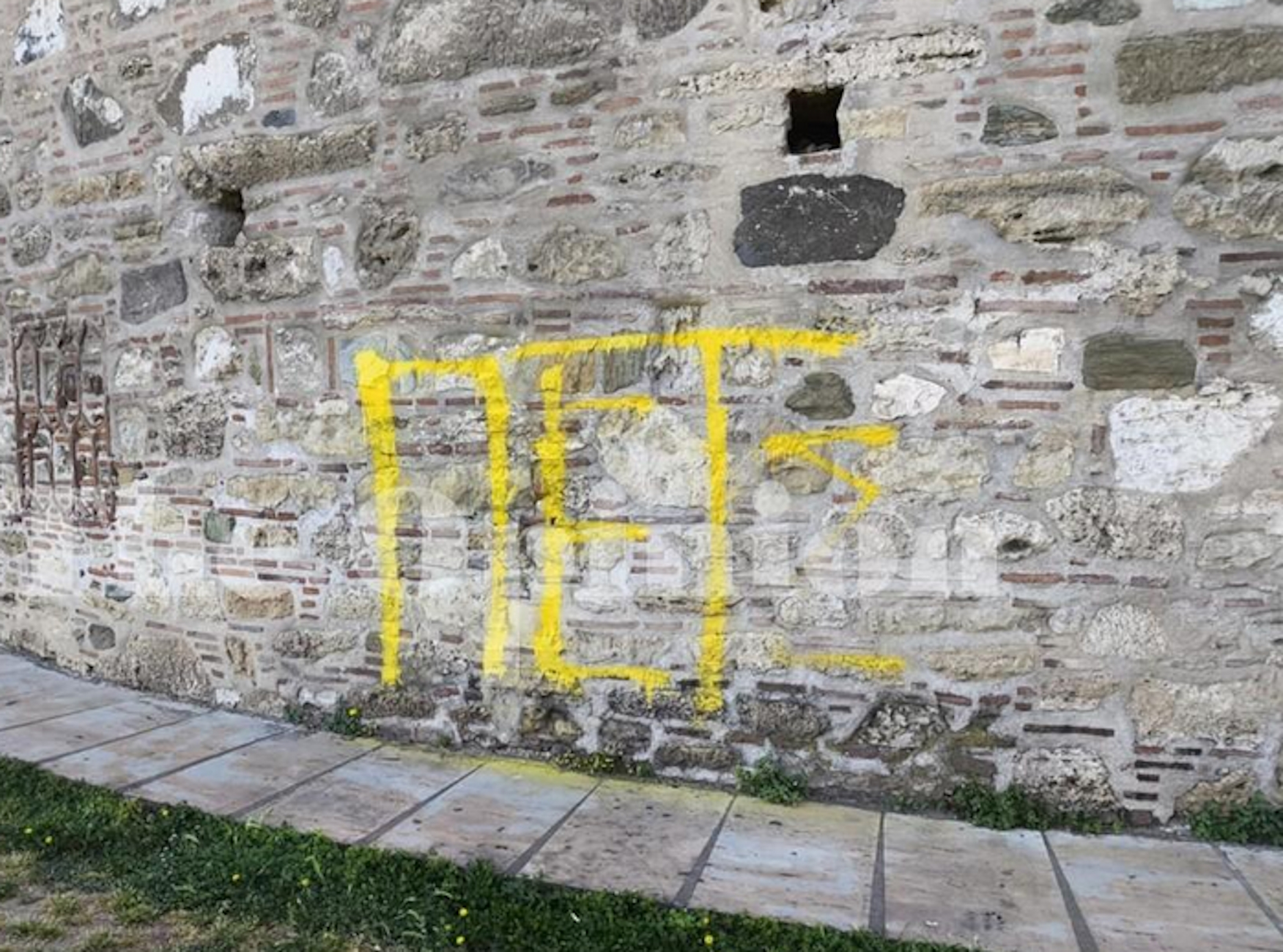 Ο Λευκός Πύργος με το κίτρινο γκράφιτι