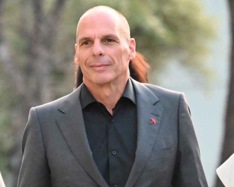 Γιάνης Βαρουφάκης για Σοφία Τουντούρη: «Η κυρία εξευτελίζει το επάγγελμά σας» είπε σε δημοσιογράφους
