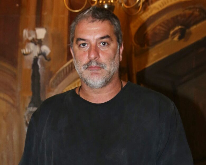 Δημήτρης Αρβανίτης για Βασίλη Μπισμπίκη: «Στη σχολή όλες ήθελαν να παίξουν ερωτική σκηνή μαζί του»