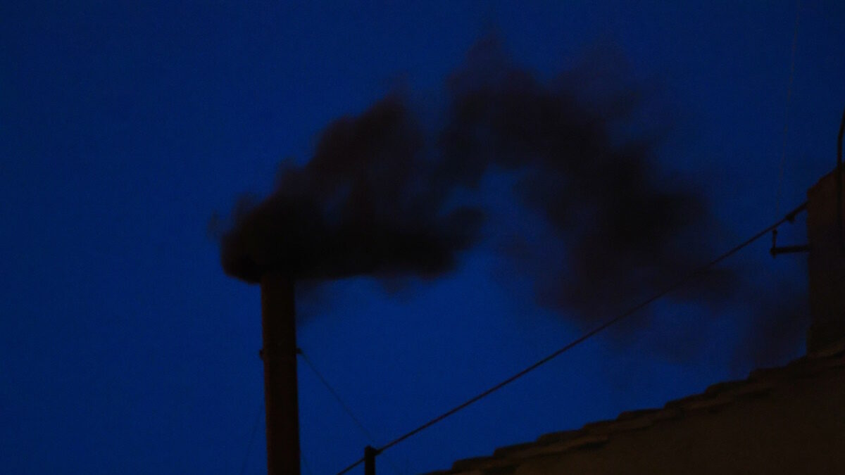 Η στιγμή που βγαίνει μαύρος καπνός από την καμινάδα της Καπέλα Σιστίνα