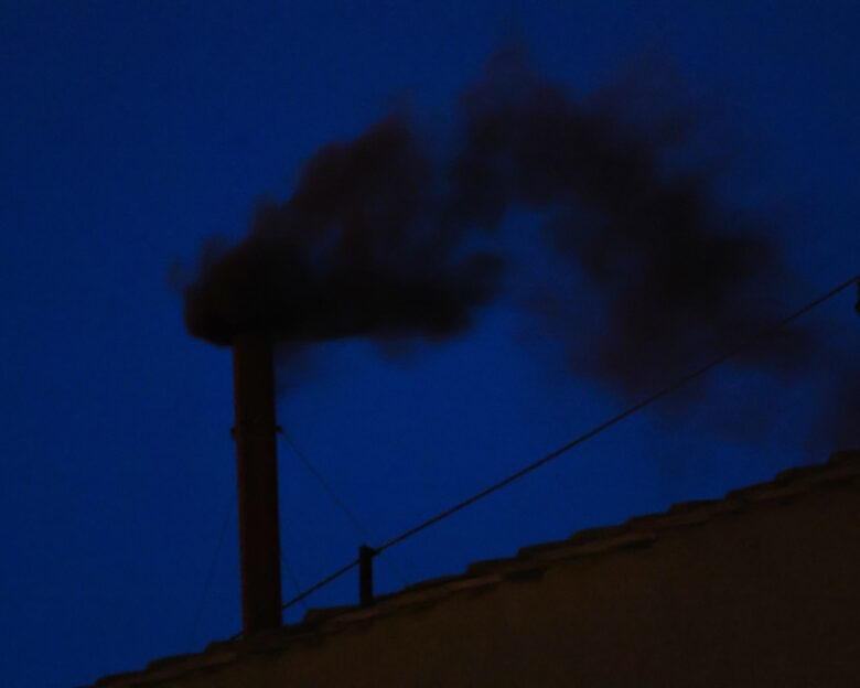 Κονκλάβιο: Μαύρος καπνός από την Καπέλα Σιστίνα – Δεν υπάρχει νέος Πάπας