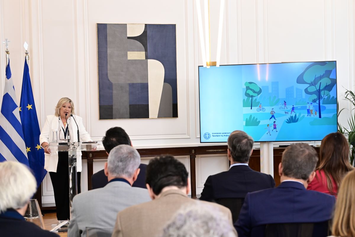 Η πρόεδρος της επιτροπής εμπειρογνωμόνων Βάσω Αρτινοπούλου κατά την παρουσίαση της Εθνικής Στρατηγικής για τη βία και την παραβατικότητα ανηλίκων