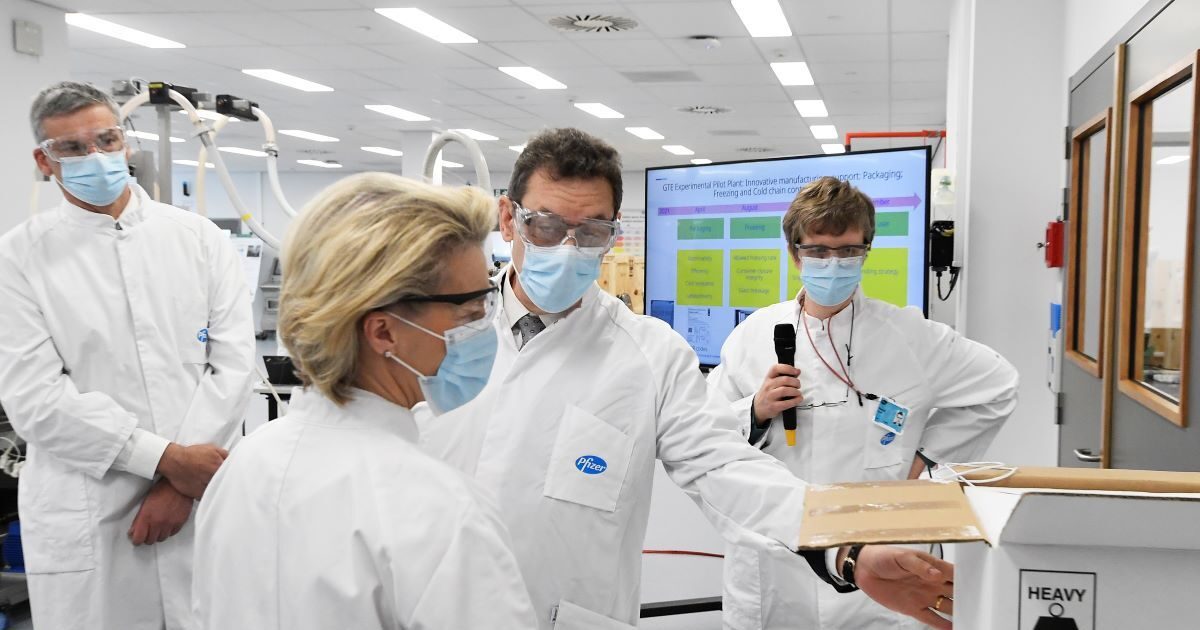 Pfizergate: Το ευρωδικαστήριο ακύρωσε την απόφαση της Κομισιόν να μην δώσει στη δημοσιότητα τα SMS φον ντερ Λάιεν – Μπουρλά για τα εμβόλια της COVID-19