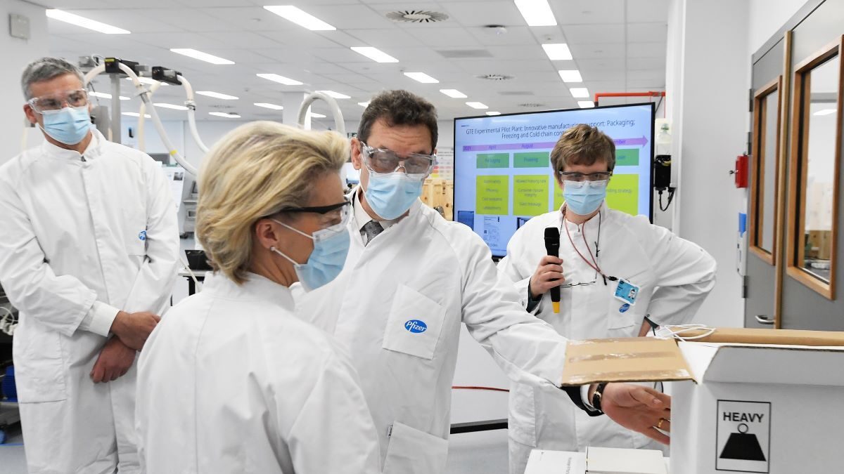 Η Ούρσουλα φον ντερ Λάιεν με τον CEO της Pfizer Άλμπερτ Μπουρλά