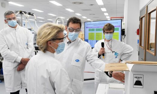 Η Ούρσουλα φον ντερ Λάιεν με τον CEO της Pfizer Άλμπερτ Μπουρλά