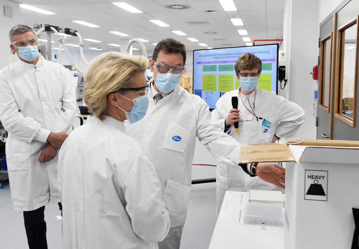 Η Ούρσουλα φον ντερ Λάιεν με τον CEO της Pfizer Άλμπερτ Μπουρλά