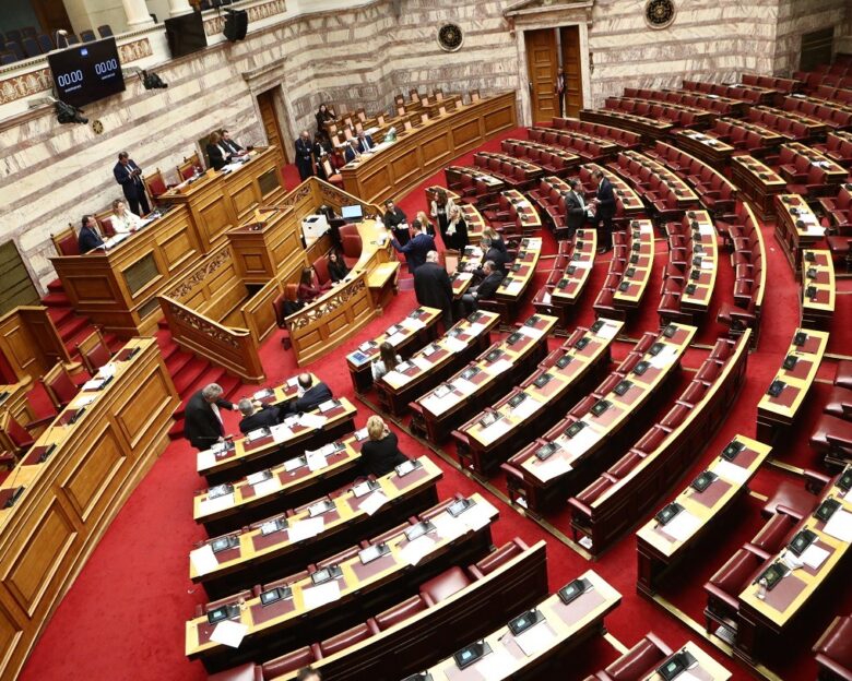 Μόνο 10 βουλευτές κοίταξαν την δικογραφία  Καραμανλής, Σπίρτζης την ζήτησαν  γαλάζιοι ετοιμάζουν ερώτηση για την πανεπιστημιακή αστυνομία  ένα βήμα πριν την επαναλειτουργία της Σχολής της Χάλκης