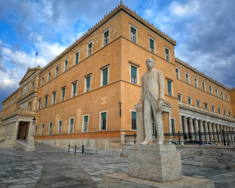 Γραφείο Προϋπολογισμού του Κράτους: Στοχευμένη μείωση φορολογικών συντελεστών στη μισθωτή εργασία και μείωση ασφαλιστικών εισφορών