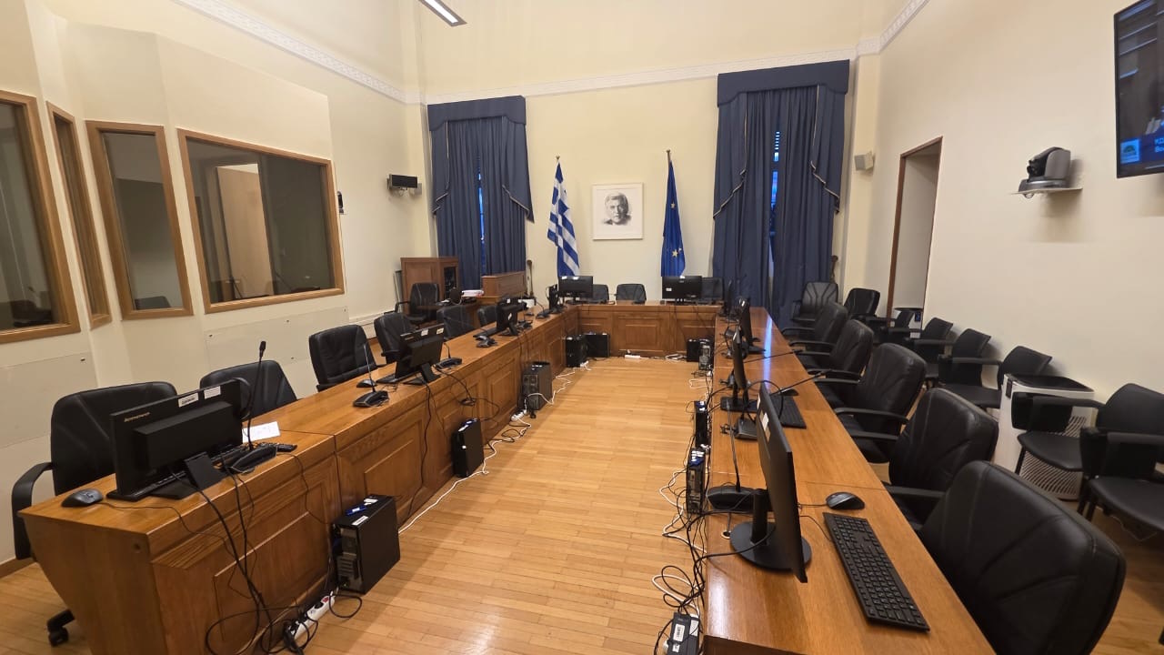 Η αίθουσα της Βουλή όπου βρίσκεται η δικογραφία για τα Τέμπη