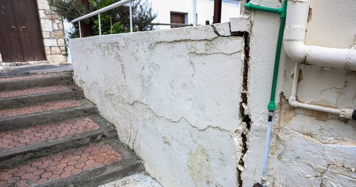 Heraklion: Cracks and in Magarikari revealed by Efthimi Lekka’s autopsy