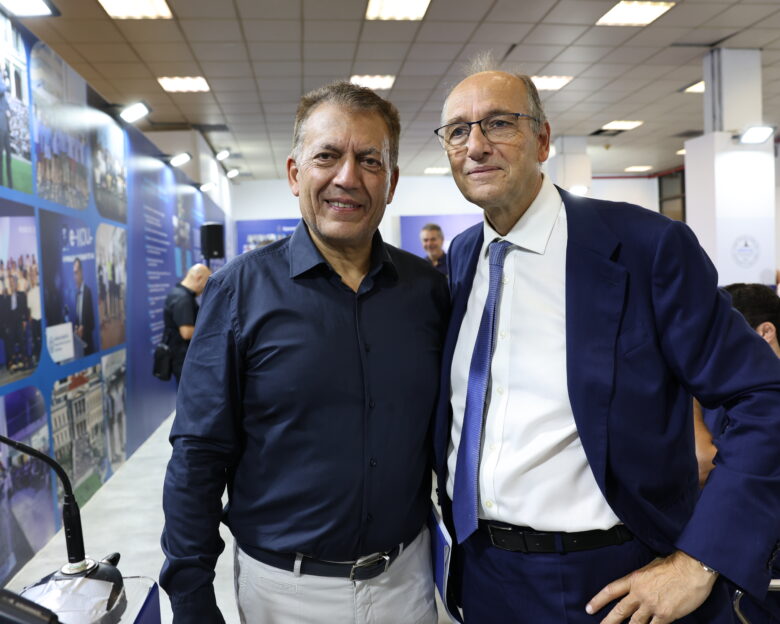 Ο Γιάννης Βρούτσης μαζί με τον Βαγγέλη Λιόλιο στη Ρίγα για την τελετή ανάθεσης του Eurobasket 2029