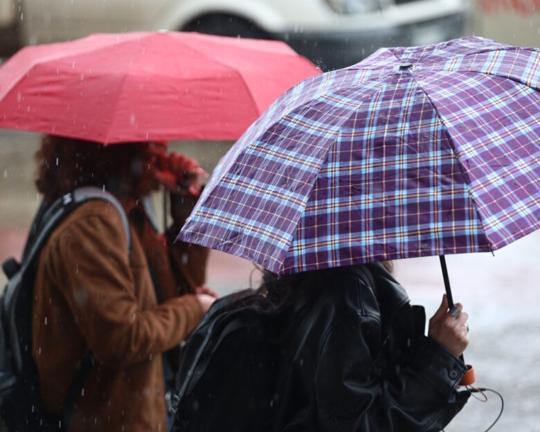 Καιρός σήμερα: Σύννεφα και βροχές σε όλη την Ελλάδα – Η θερμοκρασία θα φτάσει τους 25 βαθμούς και άνεμοι θα πνέουν έως 6 μποφόρ