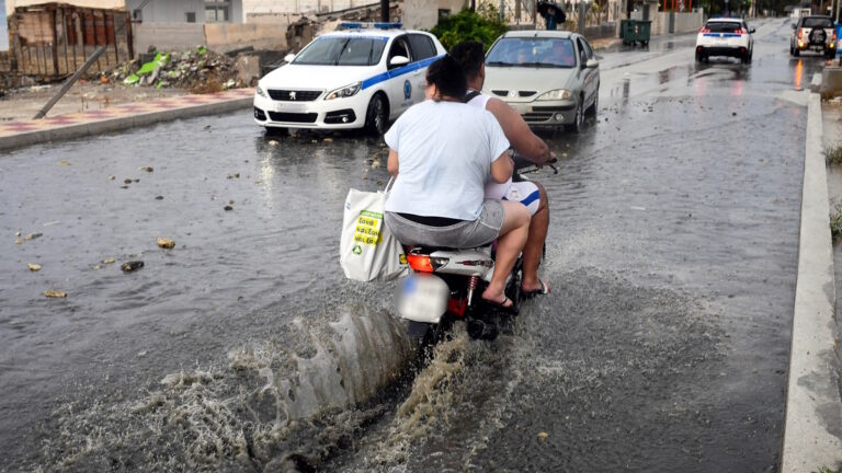 Μηχανή στη βροχή