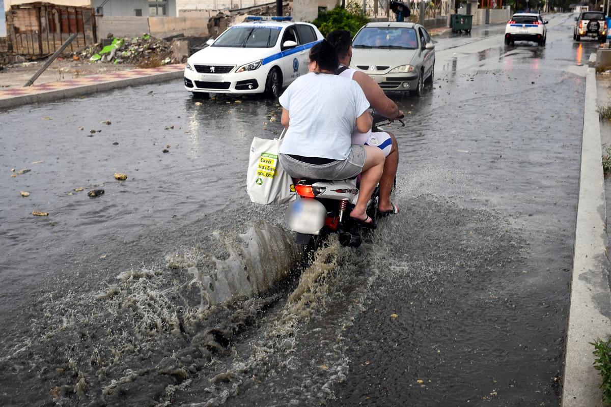 Μηχανή στη βροχή
