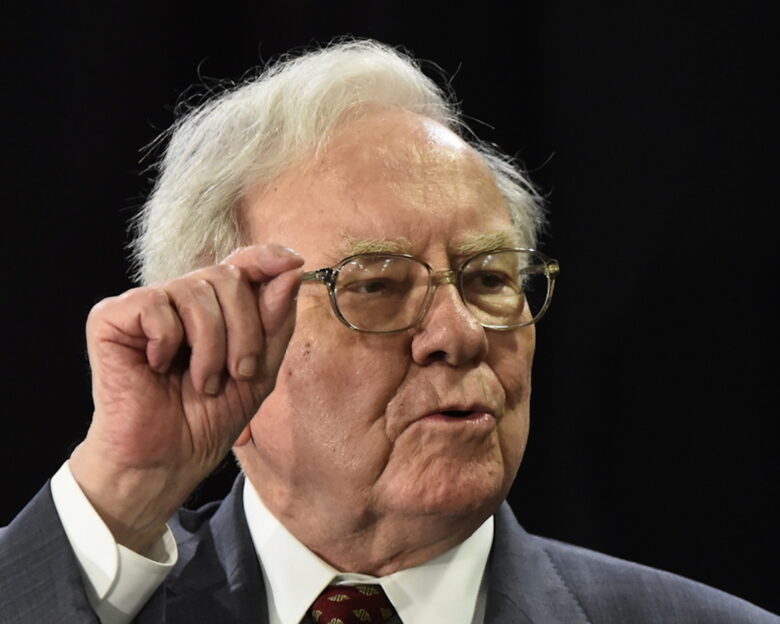 Γουόρεν Μπάφετ: Aποχωρεί από την Berkshire Hathaway έπειτα από 60 χρόνια  ο διασημότερος επενδυτής του κόσμου