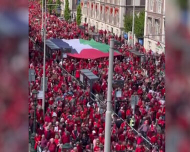 Χάγη: Πάνω από 100.000 διαδηλωτές ντυμένοι στα κόκκινα διαμαρτυρήθηκαν για τον πόλεμο στη Γάζα