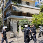 Αστυνομικοί έξω από την πολυκατοικία όπου βρίσκεται το διαμέρισμα όπου ο 50χρονος δολοφόνησε την ηλικιωμένη μητέρα του
