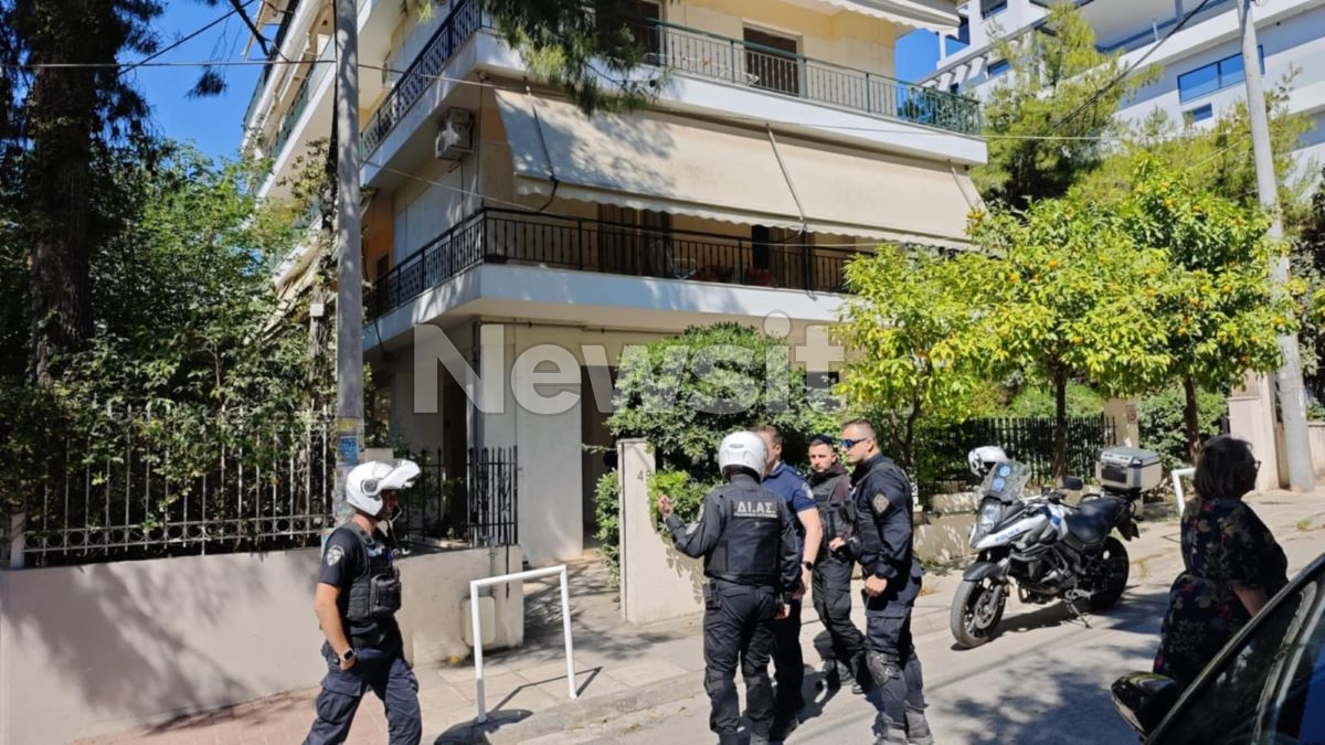 Αστυνομικοί έξω από την πολυκατοικία όπου βρίσκεται το διαμέρισμα όπου ο 50χρονος δολοφόνησε την ηλικιωμένη μητέρα του