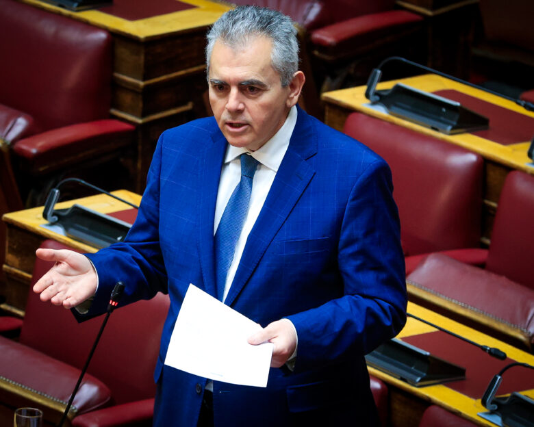 Γκαζάκια στην είσοδο πολυκατοικίας που μένει ο Μάξιμος Χαρακόπουλος στα Πετράλωνα