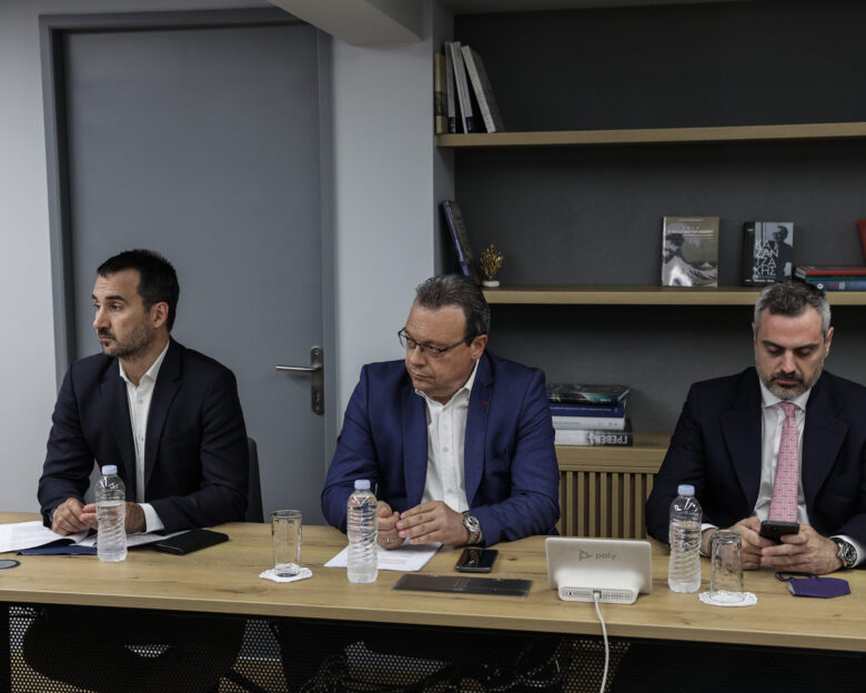 Τα έσπασαν πριν τα βρουν ΣΥΡΙΖΑ και Νέα Αριστερά για την προκαταρκτική για τα Τέμπη – Για διαστρεβλώσεις και βυζαντινισμούς κατηγορούν την Κουμουνδούρου