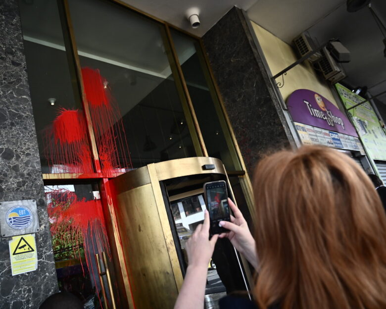 Ομόνοια: Επίθεση σε ξενοδοχείο που διοργανώνει συνέδριο με θέμα την ενίσχυση της συνεργασίας Ελλάδας – Ισραήλ