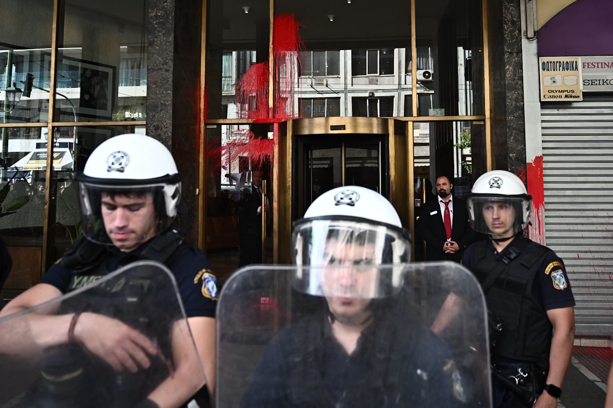 Μπογιές έξω από το ξενοδοχείο στην Ομόνοια