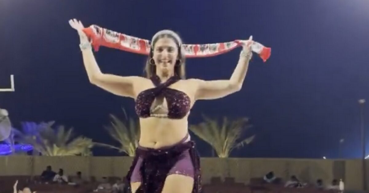 Final Four 2025: They gave Olympiacos scarf to a dancer in Abu Dhabi
