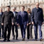 Ο Βολοντίμιρ Ζελένσκι με τη σύζυγό του Ολένα και τους Εμανουέλ Μακρόν, Φρίντριχ Μερτς, Κιρ Στάρμερ και Ντόναλντ Τουσκ στο Κίεβο