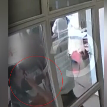 Η στιγμή της επίθεσης στην υπεύθυνη του κυλικείου στην Πολυτεχνειούπολη