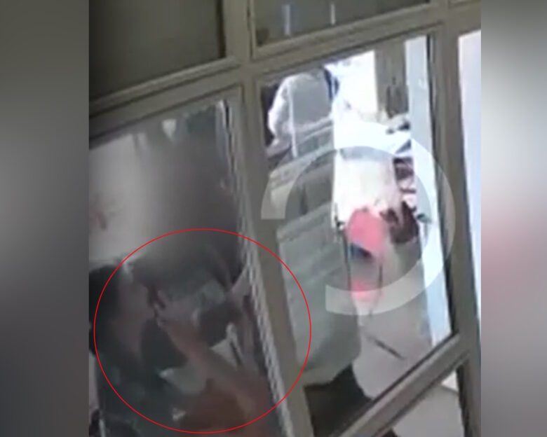Επεισόδια στην Πολυτεχνειούπολη: Η στιγμή της επίθεσης στην υπεύθυνη του κυλικείου – «Με χαστούκισαν γιατί πήγα να βγάλω την αφίσα που κόλλησαν»