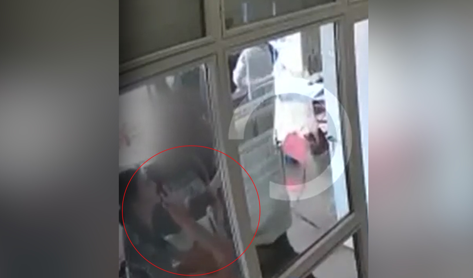 Η στιγμή της επίθεσης στην υπεύθυνη του κυλικείου στην Πολυτεχνειούπολη