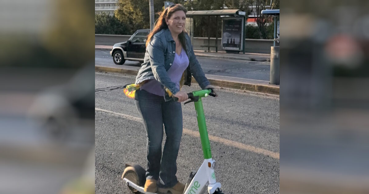 H Ζωή Κωνσταντοπούλου έκανε βόλτα με ηλεκτρικό πατίνι στον Πειραιά