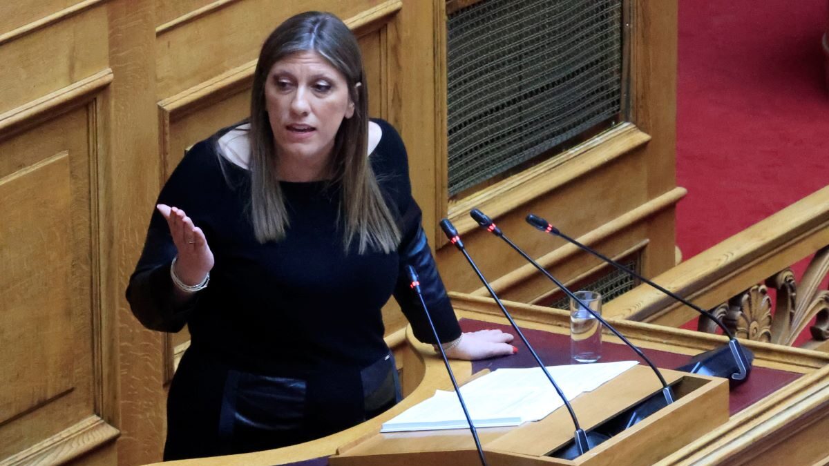 Η πρόεδρος της Πλεύσης Ελευθερίας Ζωή Κωνσταντοπούλου στο βήμα της Βουλής