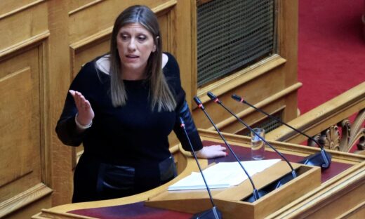 Η πρόεδρος της Πλεύσης Ελευθερίας Ζωή Κωνσταντοπούλου στο βήμα της Βουλής
