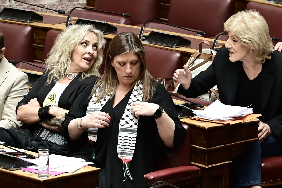 Η Ζωή Κωνσταντοπούλου με παλαιστινιακή μαντίλα στη Βουλή