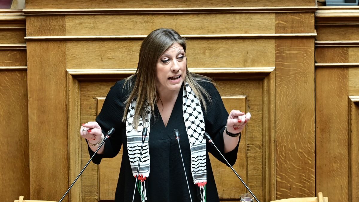Η Ζωή Κωνσταντοπούλου με παλαιστινιακή μαντίλα στη Βουλή