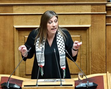Η Ζωή Κωνσταντοπούλου με παλαιστινιακή μαντίλα στη Βουλή