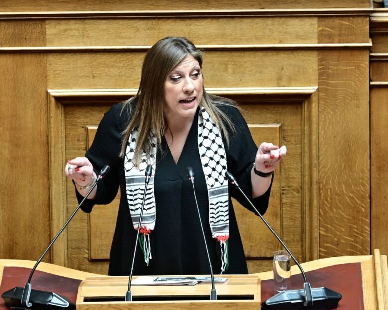 Η Ζωή Κωνσταντοπούλου στη Βουλή με παλαιστινιακή μαντίλα και φωτογραφία του Γρηγόρη Λαμπράκη