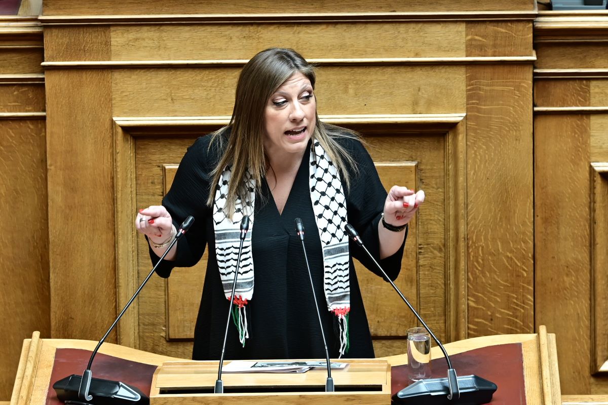 Η Ζωή Κωνσταντοπούλου με παλαιστινιακή μαντίλα στη Βουλή