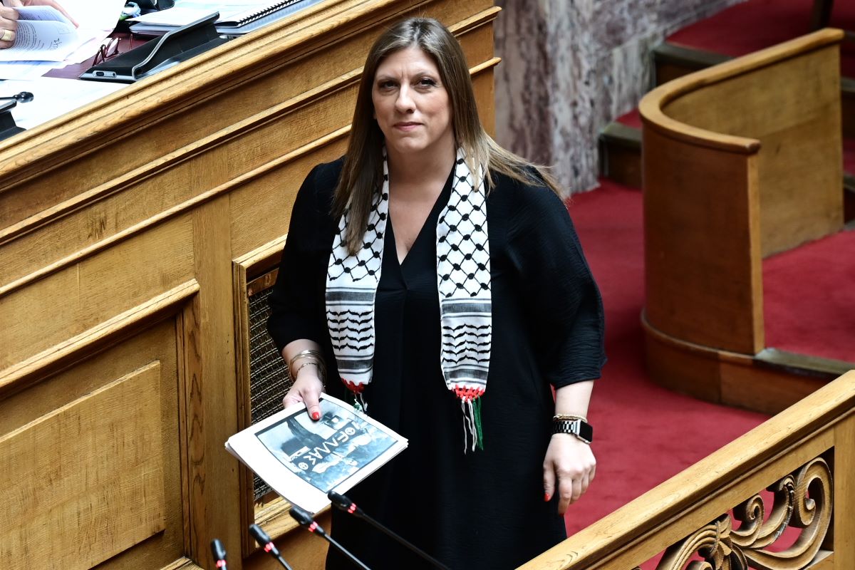 Η Ζωή Κωνσταντοπούλου με παλαιστινιακή μαντίλα στη Βουλή