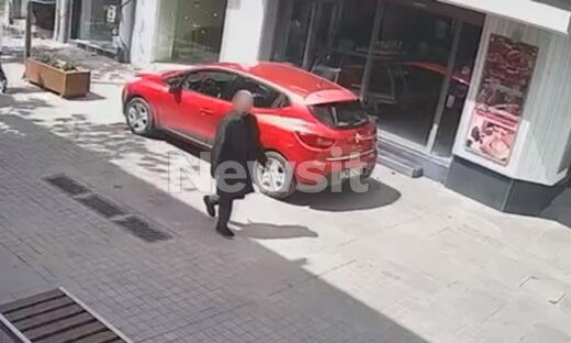 Ο άνδρας, ο οποίος συχνά περιγράφεται να φοράει μια χαρακτηριστική μαύρη καμπαρντίνα, έχει προκαλέσει αναστάτωση στο Μαρούσι