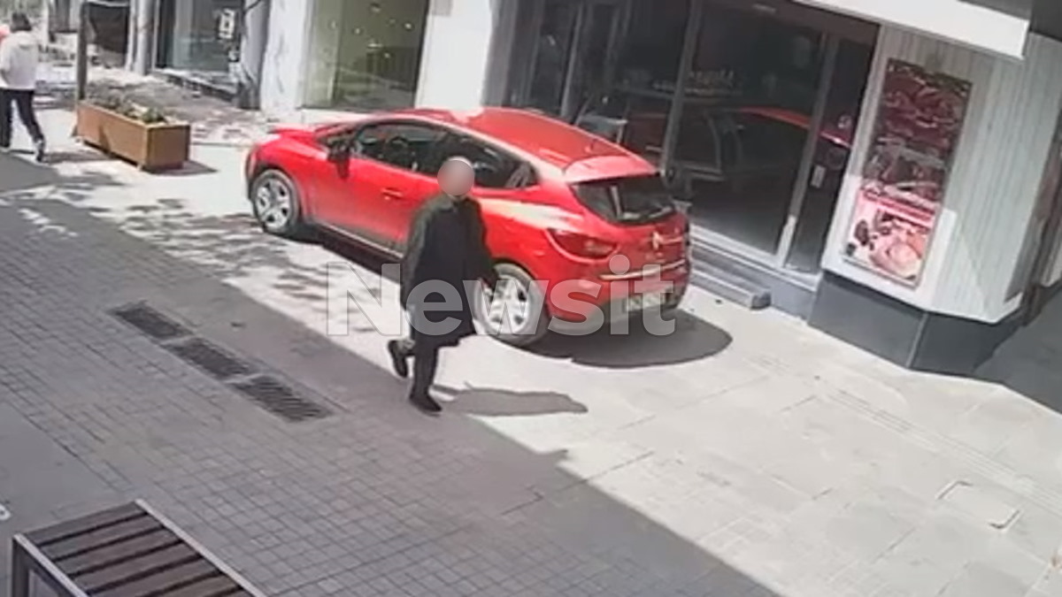 Ο άνδρας, ο οποίος συχνά περιγράφεται να φοράει μια χαρακτηριστική μαύρη καμπαρντίνα, έχει προκαλέσει αναστάτωση στο Μαρούσι