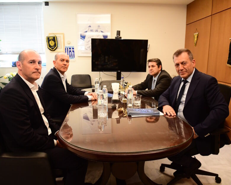 Οι αδερφοί Αγγελόπουλοι στο γραφείο του Γιάννη Βρούτση: «Δεν δεχόμαστε την εξομοίωση με τον Γιαννακόπουλο»