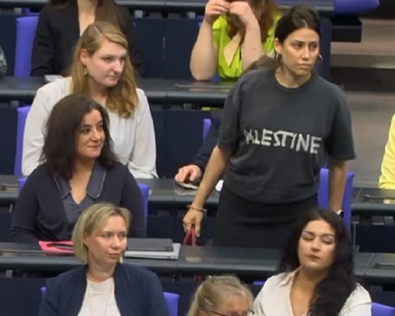 Η πρόεδρος της Bundestag απέβαλε βουλευτή που φορούσε μπλούζα με την λέξη «Παλαιστίνη»